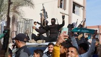 Mereka disambut warga Gaza yang terlibat mengabadikan momen itu dengan ponsel.