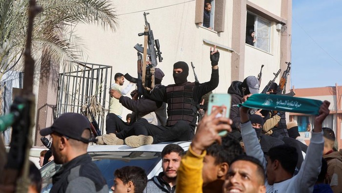 Palestinian Hamas militants celebrate despite a delay in the ceasefire between Israel and Hamas over the hostage list, in Khan Younis in the southern Gaza Strip, January 19, 2025. REUTERS/Mohammed Salem TPX IMAGES OF THE DAY