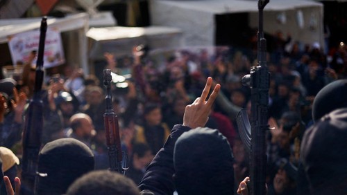 Palestinian Hamas militants celebrate despite a delay in the ceasefire between Israel and Hamas over the hostage list, in Khan Younis in the southern Gaza Strip, January 19, 2025. REUTERS/Mohammed Salem        TPX IMAGES OF THE DAY