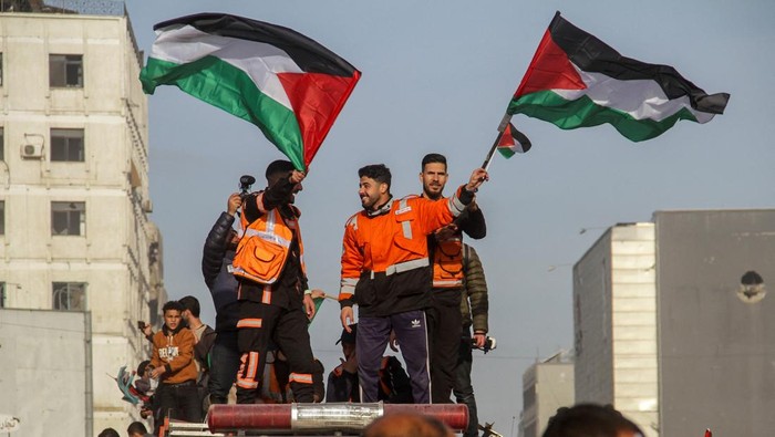 Palestinian Hamas militants celebrate despite a delay in the ceasefire between Israel and Hamas over the hostage list, in Khan Younis in the southern Gaza Strip, January 19, 2025. REUTERS/Mohammed Salem TPX IMAGES OF THE DAY