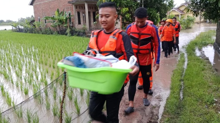 Proses evakuasi warga terdampak tanggul jebol di Lampung Selatan.