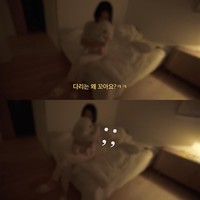 Mantan istri Song Joong Ki itu menempatkan tempat tidur di sudut ruangan, bersebelahan dengan nakas panjang. Dia kembali memeluk anjingnya yang berusia lima tahun sebelum terlelap. Foto: dok. YouTube @iammingki