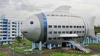 Masalah desain di India bukan cuma flyover 90 derajat, ada juga kejadian ini. Inilah bangunan National Fisheries Development Board di Telangana, India yang beda dengan rancangannya. Foto: Boredpanda