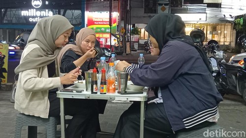 Sejumlah pengunjung mencicipi menu di warung makan Magersari di Jalan Teuku Umar Barat, Denpasar, Bali. (Foto: Aryo Mahendro/detikBali)