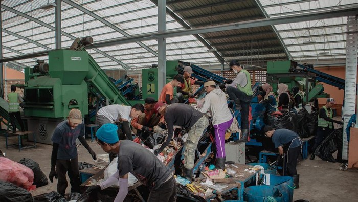 Pekerja memilah sampah di Tempat Pengolahan Sampah Terpadu (TPST) Sentiong, Kota Cimahi, Jawa Barat.
