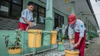 Kesibukan terlihat di SDN Sukamaju 2 Kota Cimahi, riuh suara obrolan riang mengiringi tangan yang lincah membuat kerajinan dari sampah plastik. Sementara di halaman sekolah, pelajar kelas enam sibuk memasukkan sampah dedaunan ke dalam komposter dan memilah sampah anorganik serta residu. Demikianlah sekellumit gambaran bagaimana implementasi dari program Sekolah Ramah Lingkungan Kota Cimahi (Seralikoci) di sekolah itu. Seralikoci sendiri merupakan salah satu program yang digagas oleh Pemerintah Kota Cimahi untuk mewujudkan Cimahi zero to landfill atau tanpa tempat pembuangan akhir (TPA) pada akhir tahun 2025.