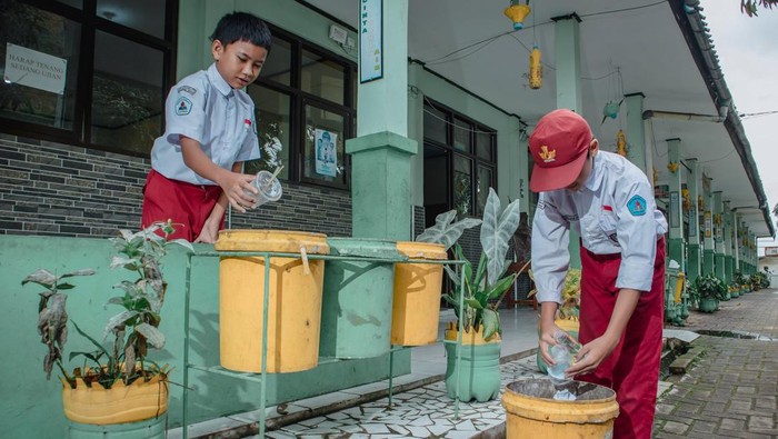 Pekerja memilah sampah di Tempat Pengolahan Sampah Terpadu (TPST) Sentiong, Kota Cimahi, Jawa Barat.