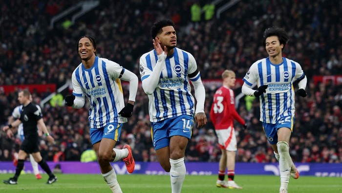 Soccer Football - Premier League - Manchester United v Brighton & Hove Albion - Old Trafford, Manchester, Britain - January 19, 2025 Brighton & Hove Albions Georginio Rutter celebrates scoring their third goal with Joao Pedro and Kaoru Mitoma Action Images via Reuters/Lee Smith EDITORIAL USE ONLY. NO USE WITH UNAUTHORIZED AUDIO, VIDEO, DATA, FIXTURE LISTS, CLUB/LEAGUE LOGOS OR LIVE SERVICES. ONLINE IN-MATCH USE LIMITED TO 120 IMAGES, NO VIDEO EMULATION. NO USE IN BETTING, GAMES OR SINGLE CLUB/LEAGUE/PLAYER PUBLICATIONS. PLEASE CONTACT YOUR ACCOUNT REPRESENTATIVE FOR FURTHER DETAILS..