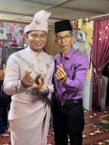 Sosok kakek Megat Mat Akhir Megat Mohamad (57 tahun) yang berprofesi menjadi perias pengantin, viral di media sosial. Hasil makeupnya berhasil bikin warganet kagum.