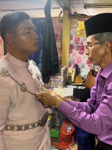 Sosok kakek Megat Mat Akhir Megat Mohamad (57 tahun) yang berprofesi menjadi perias pengantin, viral di media sosial. Hasil makeupnya berhasil bikin warganet kagum.