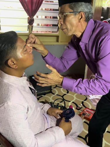 Sosok kakek Megat Mat Akhir Megat Mohamad (57 tahun) yang berprofesi menjadi perias pengantin, viral di media sosial. Hasil makeupnya berhasil bikin warganet kagum.