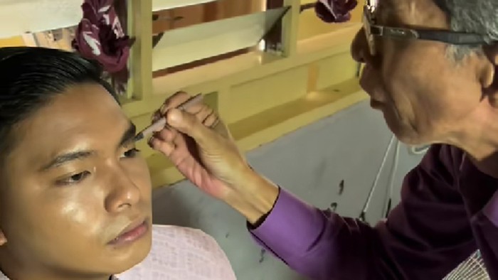 Sosok kakek Megat Mat Akhir Megat Mohamad (57 tahun) yang berprofesi menjadi perias pengantin, viral di media sosial. Hasil makeupnya berhasil bikin warganet kagum.