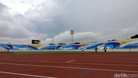 Selain ruang warming up, wajah baru Kanjuruhan juga dilengkapi berbagai fasilitas diantaranya jaccuzi, toilet, track atletik, kursi monoblok, scoring board.