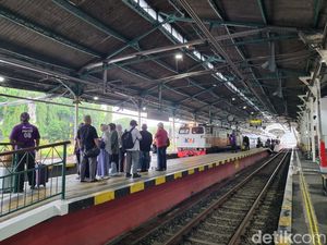 Pria Nyelonong Jalur KA Bikin Heboh di Stasiun Maguwo Sleman