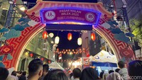 Foto: Suasana di pintu masuk Pasar Malam Imlek 2025 yang dimeriahkan ornamen merah khas perayaan Imlek. (Aisyah Luthfi/detikSumut)