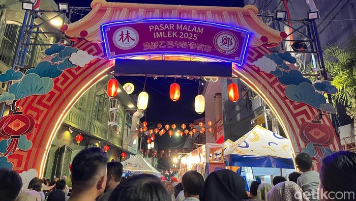 Suasana di pintu masuk Pasar Malam Imlek 2025 yang dimeriahkan ornamen merah khas perayaan Imlek. (Aisyah Luthfi/detikSumut) Suasana di pintu masuk Pasar Malam Imlek 2025 yang dimeriahkan ornamen merah khas perayaan Imlek. (Aisyah Luthfi/detikSumut)