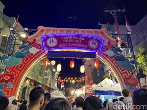 Melihat Kemeriahan Pasar Malam Imlek 2025 di Kota Padang