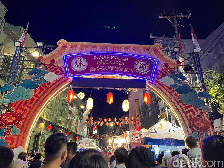 Melihat Kemeriahan Pasar Malam Imlek 2025 di Kota Padang
