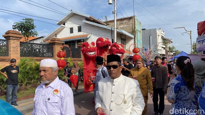 Suasana kirab dan pentas budaya di Kampung Melayu, Kelurahan Dadapsari, Kecamatan Semarang Utara, Kota Semarang, Minggu (19/1/2025).