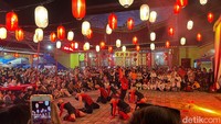 Foto: Suasana ramai pada acara Dance Competition sebagai salah satu rangkaian Pasar Malam Imlek 2025, di kawasan Kelenteng Pondok, Kota Tua, Padang. (Aisyah Luthfi/detikSumut)