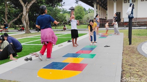 Taman bermain di kawasan Pusat Pemerintahan (Puspem) Badung mulai ramai dikunjungi warga. (Foto: Agus Eka/detikBali)