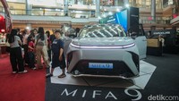 Maxus MIFA 9 punya nilai keamanan ENCAP bintang lima. Kendaraan listrik tersebut menggunakan baterai 90 kwh dengan jarak tempuh 435 km dalam kondisi penuh. Sementara lama pengecasan dari 30 ke 80 persen hanya 30 menit dengan fitur fast charger.