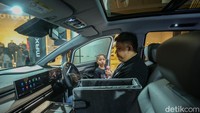 Teknologi yang tertanam di dalamnya cukup lengkap, misalnya seperti kursi captain seat dengan fitur pijat, pengecasan nirkabel, layar hiburan sentuh berukuran 12,3 inch, pengeras suara buatan JBL, driver assistance, tujuh airbags, kamera 360 dan masih banyak lagi.