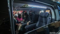 MIFA 7 juga menggunakan kursi model captain seat. Hanya saja, tak ada fitur pijat seperti kakak kandungnya. Meski demikian, hal tersebut tak mengurangi tingkat kenyamanannya. Kendaraan itu sudah dibekali panel instrumen yang dibuat terhubung dengan layar hiburan, punya delapan pengeras suara premium, driver assistance, kamera 360 dan masih banyak lagi.