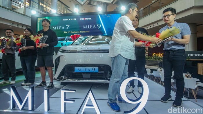 Tampang Mobil Listrik MIFA 7 dan MIFA 9 yang Diserahkan ke Konsumen PT Indomobil Energi Baru (IEB) resmi menyerahkan 45 unit mobil listrik MIFA 7 dan MIFA 9 ke konsumen di Indonesia. Begini potretnya.