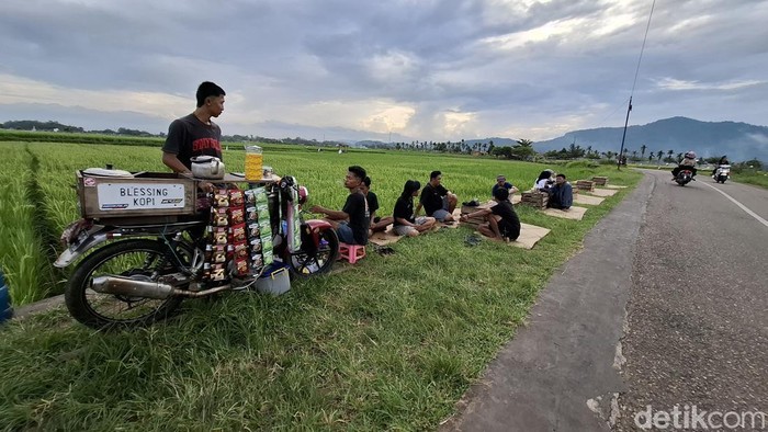 Tepi sawah di Musi Rawas jadi destinasi ngopi favorit warga.