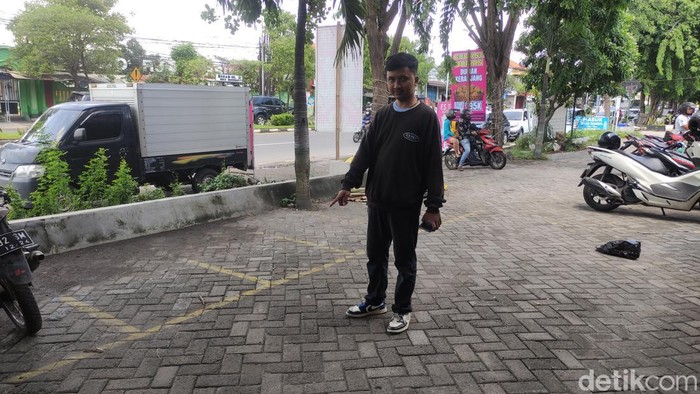 TKP kejadian pembacokan di Sidoarjo.