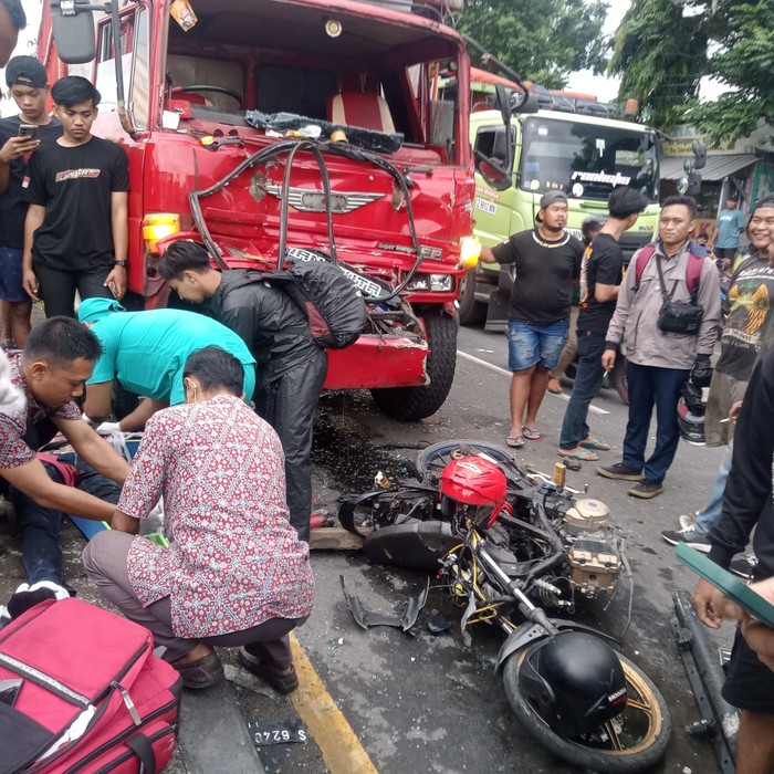 Truk Tabrak 2 Motor-1 Truk Boks Saat Melaju di Jalan Nasional Lamongan