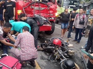 Truk Tabrak 2 Motor-1 Truk Boks Saat Melaju di Jalan Nasional Lamongan