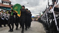 Sejumlah anggota Brimob Polri membawa keranda almarhum Briptu Iqbal Anwar Arif saat upacara serah terima untuk pemakaman di Jakasetia, Bekasi, Jawa Barat, Minggu (19/1/2025). 