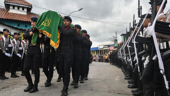 Upacara serah terima pemakaman anggota Brimob korban penembakan Sejumlah anggota Brimob Polri membawa keranda almarhum Briptu Iqbal Anwar Arif saat upacara serah terima untuk pemakaman di Jakasetia, Bekasi, Jawa Barat, Minggu (19/1/2025). Almarhum Briptu Iqbal Anwar Arif bertugas dalam Satgas Damai Cartenz 2025 gugur menjadi korban penembakan Kelompok Kriminal Bersenjata (KKB) saat berpatroli rutin di Kabupaten Yalimo, Papua Pegunungan pada (17/1) dan akan dimakamkan di Taman Makam Bahagia Polri Cikeas. ANTARA FOTO/ Fakhri Hermansyah/nz