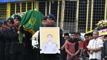 Isak Tangis Iringi Serah Terima Jenazah Anggota Brimob Korban KKB