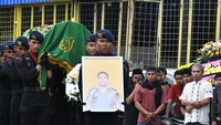 Almarhum Briptu Iqbal Anwar Arif bertugas dalam Satgas Damai Cartenz 2025 gugur menjadi korban penembakan Kelompok Kriminal Bersenjata (KKB) saat berpatroli rutin di Kabupaten Yalimo, Papua Pegunungan pada (17/1) dan akan dimakamkan di Taman Makam Bahagia Polri Cikeas.