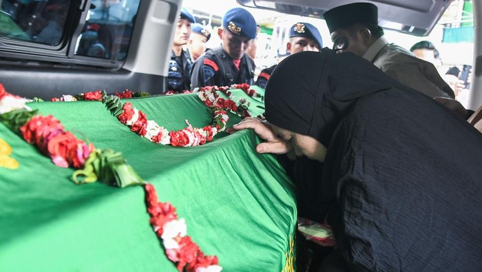 Sejumlah anggota Brimob Polri membawa keranda almarhum Briptu Iqbal Anwar Arif saat upacara serah terima untuk pemakaman di Jakasetia, Bekasi, Jawa Barat, Minggu (19/1/2025). Almarhum Briptu Iqbal Anwar Arif bertugas dalam Satgas Damai Cartenz 2025 gugur   menjadi korban penembakan Kelompok Kriminal Bersenjata (KKB) saat berpatroli rutin di  Kabupaten Yalimo, Papua Pegunungan pada (17/1) dan akan dimakamkan di Taman Makam Bahagia Polri Cikeas. ANTARA FOTO/ Fakhri Hermansyah/nz