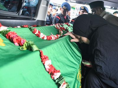 Isak Tangis Iringi Serah Terima Jenazah Anggota Brimob Korban KKB