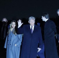 Melania, yang dikenal sebagai ikon mode, sekali lagi membuktikan bahwa ia mampu menggabungkan keanggunan dengan pesan subtil melalui pilihan busananya. Dengan gaya yang sederhana namun tetap memancarkan kelas, ia memberikan pernyataan visual yang kuat di tengah sorotan politik dan perhatian dunia.Foto: Donald Trump dan keluarga tiba di Washington (Getty Images via AFP/ANNA MONEYMAKER)