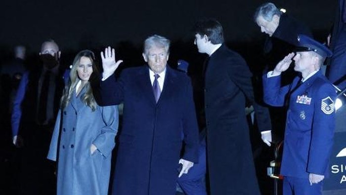 DULLES, VIRGINIA - JANUARY 18: U.S. President-elect Donald Trump, his wife Melania Trump and their son Barron Trump arrive at Dulles International Airport on January 18, 2025 in Washington, DC. Trump will later visit his golf course in Sterling, Virginia to participate in a reception and fireworks show.   Anna Moneymaker/Getty Images/AFP (Photo by Anna Moneymaker / GETTY IMAGES NORTH AMERICA / Getty Images via AFP)