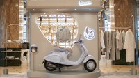 Vespa mengklaim, mereka akan membawa 946 Snake dan Vespa Snake Capsule ini untuk roadshow keliling dunia dan membuka toko pop-up di sejumlah lokasi terpilih. Selain beberapa nama tempat belanja di Eropa, Vespa juga menyebut nama Indonesia dalam daftarnya, tepatnya di Plaza Indonesia, Jakarta. Foto: dok. Vespa