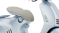 Selain warna spesial, Vespa juga merancang 946 Snake dengan desain jok hingga handle grip dengan motif kulit ular. Diklaim desain unik seperti ini akan membuat pengendara merasakan sensasi yang berbeda, meski tetap merasa nyaman. Foto: dok. Vespa