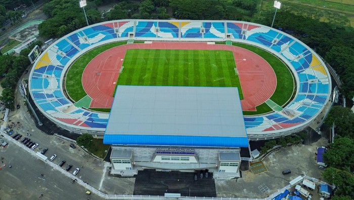 Wajah baru Stadion Kanjuruhan Petugas membersihkan halaman Museum Gate 13 Stadion Kanjuruhan di Kepanjen, Kabupaten Malang, Jawa Timur, Sabtu (18/1/2025). Renovasi Stadion Kanjuruhan dengan luas 3,4 hektare dan berkapasitas 21.603 bangku yang menelan biaya Rp357,84 miliar tersebut telah selesai dan dalam proses penyerahan kepada Pemerintah Kabupaten Malang. ANTARA FOTO/Irfan Sumanjaya/rwa.