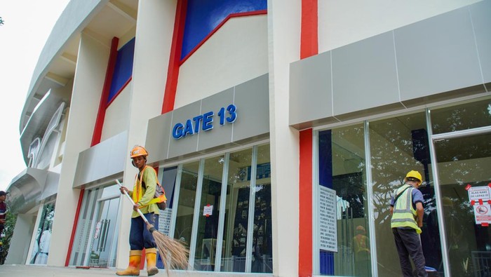 Wajah baru Stadion Kanjuruhan Petugas membersihkan halaman Museum Gate 13 Stadion Kanjuruhan di Kepanjen, Kabupaten Malang, Jawa Timur, Sabtu (18/1/2025). Renovasi Stadion Kanjuruhan dengan luas 3,4 hektare dan berkapasitas 21.603 bangku yang menelan biaya Rp357,84 miliar tersebut telah selesai dan dalam proses penyerahan kepada Pemerintah Kabupaten Malang. ANTARA FOTO/Irfan Sumanjaya/rwa.