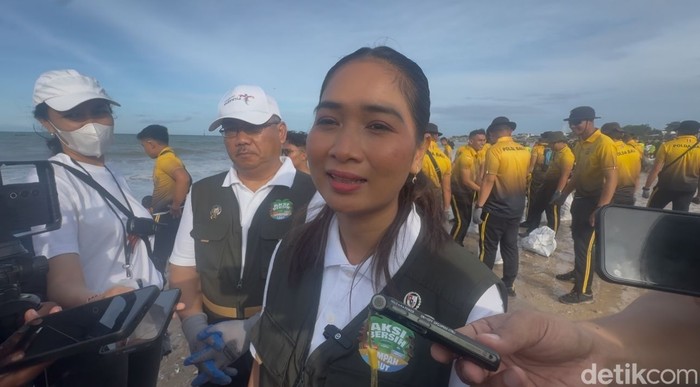 Wakil Menteri Pariwisata, Ni Luh Puspa, di sela acara bersih laut di Pantai Kedonganan, Jimbaran, Kabupaten Badung, Bali, Minggu (19/1/2025).