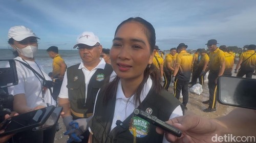 Wakil Menteri Pariwisata, Ni Luh Puspa, di sela acara bersih laut di Pantai Kedonganan, Jimbaran, Kabupaten Badung, Bali, Minggu (19/1/2025).