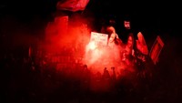 Massa tampak menyalakan flare.