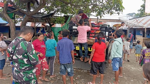 Warga Sumba yang mengungsi di Dinsos Kabupaten Bima selama empat hari imbas keributan tiba di tempat tinggalnya di sekitar Pasar Tente, Kecamatan Woha, Kabupaten Bima, NTB, Minggu, (19/1/2025). (Dok. Istimewa)