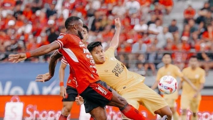 Winger Bali United, Privat Mbarga (jersey merah) ditempel ketat bek Semen Padang dalam putaran pertama Liga 1 2024/2025 di Stadion Kapten I Wayan Dipta pada 18 Agustus 2024. (Dok. Bali United)